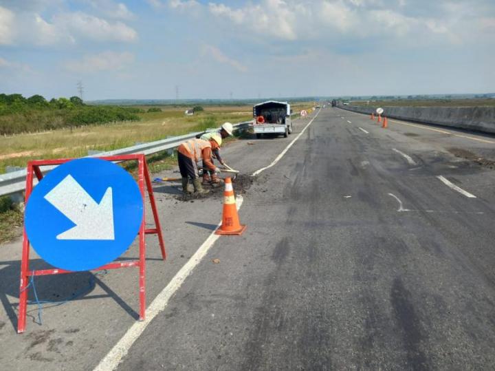 Menteri PUPR Targetkan Perbaikan Jalan Tol Lampung-Sumatera Selesai April 2022